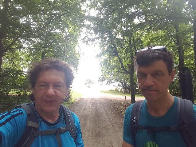 Bild: Hubertus Schmidtke (links) und Bodo Schwarzberg am &ouml;stlichen "Harzende" westlich von Hergisdorf nach ca. 135 Kilometern