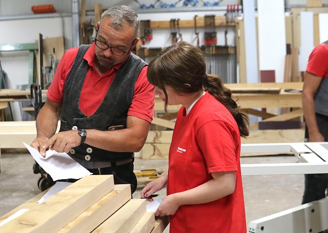 Bild: v.l. Marc Bohnert (Handwerksbetrieb Tischlerei und Massivholzbau Bohnert); Jobbloggerin Franzi 
