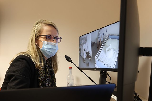 Bild: Colleen Seemann beobachtet vom Technikraum aus das Skills Lab  