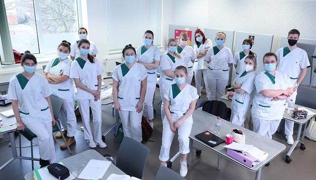 Bild: Beim Projekt Sch&uuml;ler leiten eine Station &uuml;bernehmen die Azubis aus dem dritten Ausbildungsjahr f&uuml;r zwei Wochen eigenverantwortlich alle Aufgaben eine Station      
