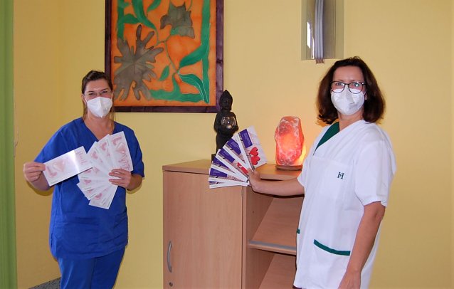 Bild: Schwester Cathrin und Schwester Daniela aus der Helios Klinik Hettstedt &uuml;berbrachten Herzenskarten