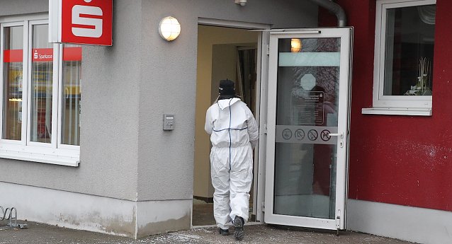 Bild: Ermittler untersuchen den Tatort in H&uuml;pstedt