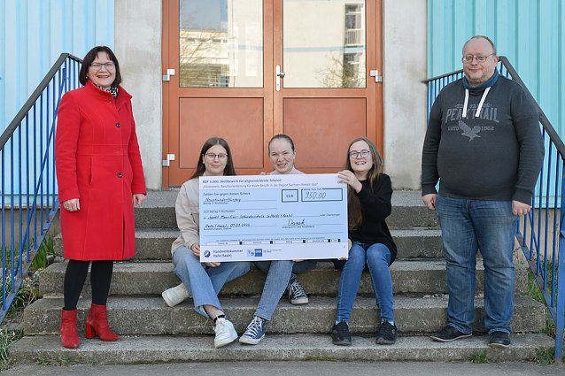 Bild: Bildunterschrift: IHK Gesch&auml;ftsf&uuml;hrerin Dr. Simone Danek (l.) &uuml;bergab den Scheck an die Sankt Mauritius-Sekundarschule in Halle (Saale). Mit dem stellvertretenden Schulleiter Steffen Thurm freuen sich die Sch&uuml;lerinnen, Isabell, Maria und Alma Thekla. 