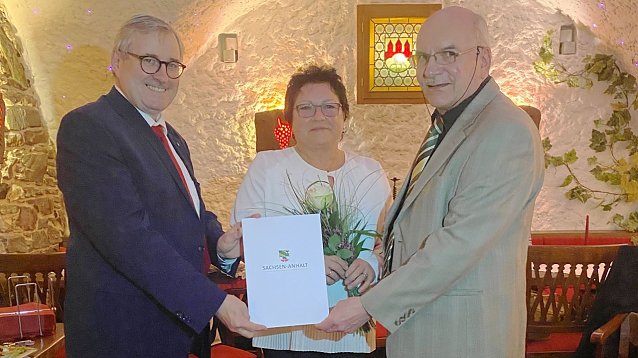 Bild: Wirtschaftsstaatssekret&auml;r Dr. J&uuml;rgen Ude hat heute das G&uuml;tesiegel Information zur Barrierefreiheit an das Hotel Restaurant Stolberger Hof und die Inhaberfamilie Ey in Stolberg im S&uuml;dharz &uuml;bergeben. 