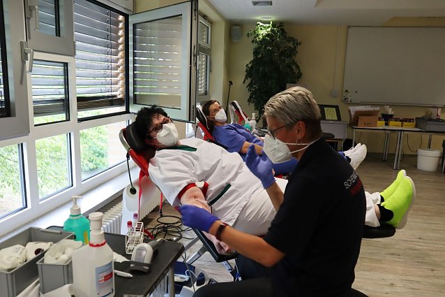 Bild: Sylvana Simon (links), Medizinisch-technische Laborassistentin in der Helios Klinik Hettstedt hat bereits zum 49. Mal ihr Blut gespendet 