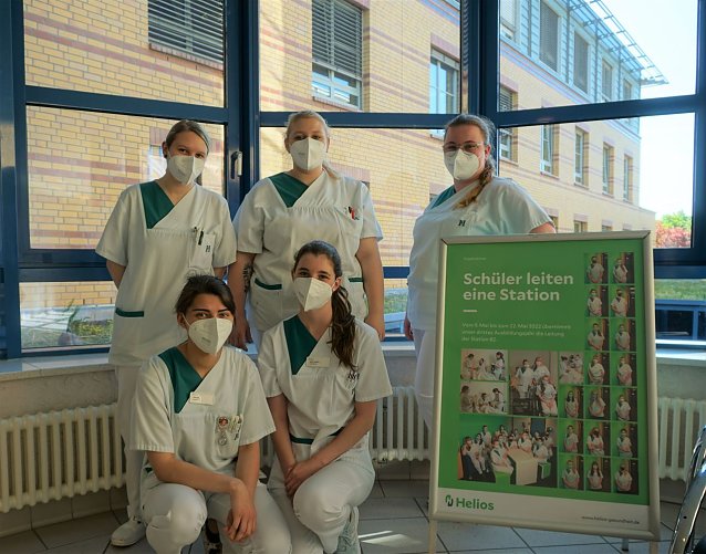Bild: Der Fr&uuml;hdienst in der ersten Projektwoche (vordere Reihe: Mareike Th&ouml;ner, Klara Ottilie v.l.n.r.; hintere Reihe: Michelle Neumann, Jennifer Lorenz, Jennifer Werle v.l.n.r.)  