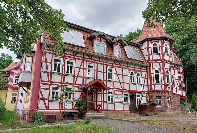Bild: Haus und Umgebung bieten sowohl f&uuml;r die Kinder und Jugendlichen als auch das Personal in jeder Hinsicht optimale Bedingungen. Fotos W&uuml;lfingerode (privat): Viel Zulauf und vielf&auml;ltige M&ouml;glichkeiten boten sich w&auml;hrend des Parkfestes. Beim Kistenklettern galt es Balancegef&uuml;hl und motorisches Geschick zu beweisen. 