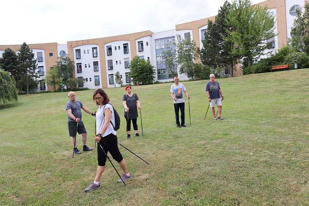 Bild: Schmerzschwester Daniela erklärt Nordic Walking
