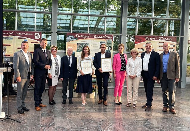 Bild: v. l.: Andr&eacute; Schr&ouml;der (Landrat Mansfeld-S&uuml;dharz), Sven Schulze (Minister f&uuml;r Wirtschaft, Tourismus, Landwirtschaft und Forsten), Kathrin Tarricone (Mitglied des Landtages, FDP), Dr. Horst Rehberger (Minister a. D.) ehrten die diesj&auml;hrigen Gewinner des Unternehmergeists Mansfeld-S&uuml;dharz Julie Landgraf (newcycle GmbH) sowie G&uuml;nther Blesch (BB Stanz- und Umformtechnik GmbH). 