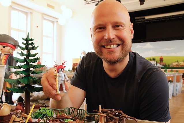 Bild: Diorama-K&uuml;nstler Oliver Schaffer mit seinem selbstgebastelten "Schneckenhengst"