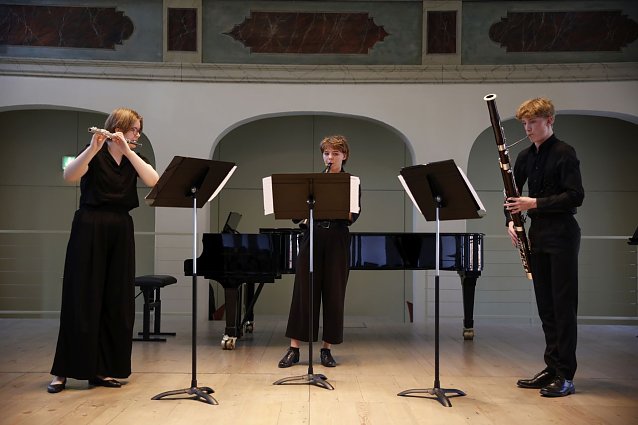 Bild: Die zweiten Preistr&auml;ger in der Kategorie Holzbl&auml;ser-Ensembles: Kira Tarkka (Fl&ouml;te), Nele Hertha (Klarinette) und Jakob Gei&szlig; (Fagott) aus Halle (Saale) (v. l. n. r.) 
