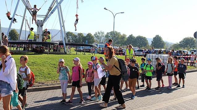 Bild: Der Einzug der kleinen Festteilnehmer heute Morgen mit langen Schlangen bei der Begr&uuml;&szlig;ung 