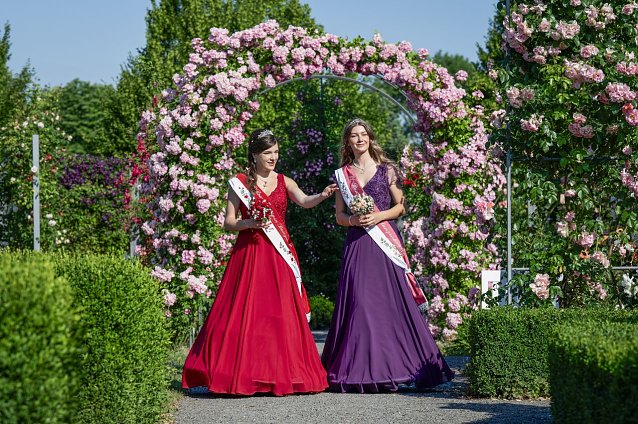 Bild: Rosenk&ouml;nigin und Rosenprinzessin freuen sich schon auf das 47. Berg- und Rosenfest