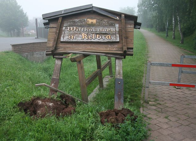 Bild: Umgefahren und aus dem Boden gerissen - das Ortseingangsschild von Kelbra wurde "entwurzelt"