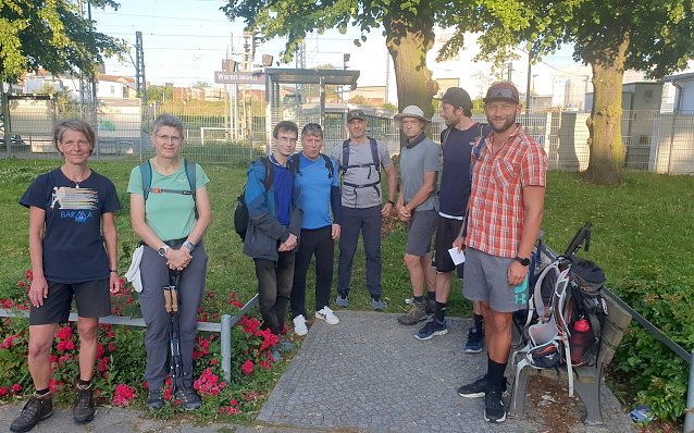 Bild: Hier war die Welt noch in Ordnung: Acht der zehn Gestarteten um kurz nach Sechs am 29.06.24 am Bahnhof Waren (M&uuml;ritz).