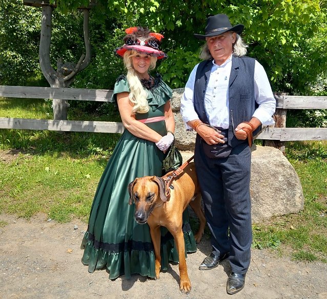 Bild: Marina H&ouml;xtermann, Ronald Wicke und Hund Asani beim Oldstyle Weekend in Pullman City 
