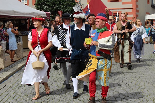 Bild: Einzug des Herolds mit dem ersten B&uuml;rger der Stadt und der Rosenk&ouml;nigin zum Mittelalterstadtfest