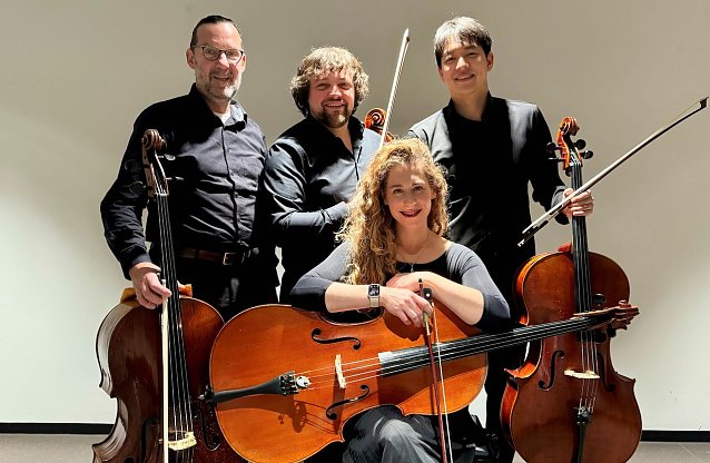 Bild: Die CelLohlisten des Loh-Orchesters spielen ein Kammerkonzert