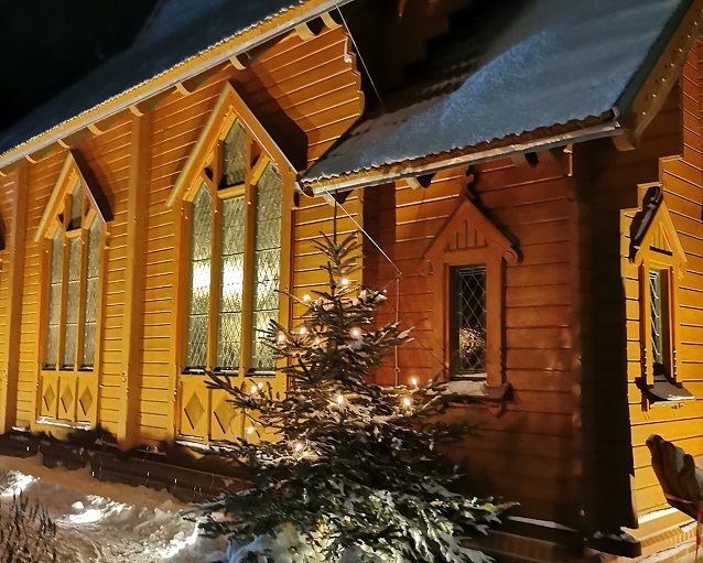 Bild: Die Stabkirche Stiege pr&auml;sentiert sich wieder in weihnachtlichem Glanz