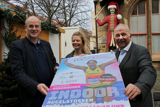 Bild: Landrat Matthias Jendricke, B&uuml;rgermeisterin Alexandra Rieger und Sportkoordinator Werner H&uuml;tcher freuen sich schon jetzt auf das Kugelsto&szlig;-Event und internationalen Spitzensport