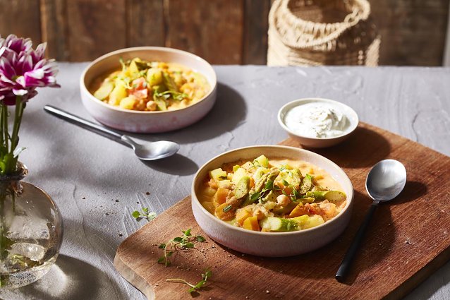 Bild:  Schmeckt nach Fr&uuml;hling und zeigt, wie vielf&auml;ltig sich gr&uuml;ner Spargel zubereiten l&auml;sst � Kartoffelragout mit gr&uuml;nem Spargel und Kichererbsen. 