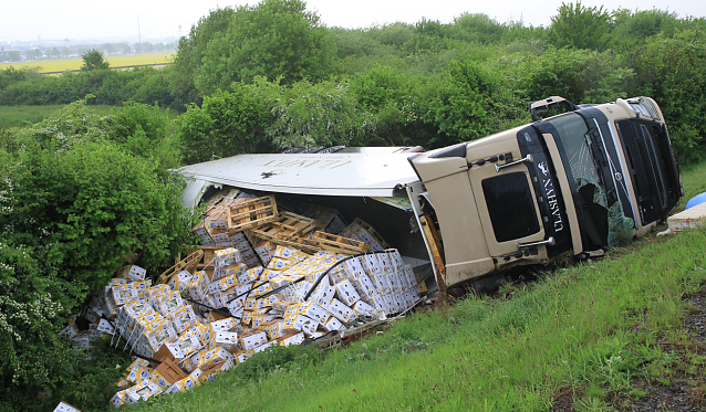 Bild: Verungl&uuml;ckter Bananentransport an der A38