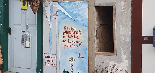 Bild: Ein Stolberger Hauseigent&uuml;mer protestiert gegen Windenergieeanlagen im Harz.