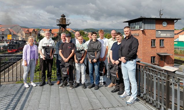 Bild: Start ins Berufsleben bei den Harzer Schmalspurbahnen (v.l.n.r.): Anne Berghof (HSB-Personalleiterin), Lukas Villbrandt, Michael Kr&ouml;ber (HSB-Betriebsratsvorsitzender), Eric Golze, Norman Just (HSB-Eisenbahnbetriebsleiter), Tim Justin Horst, Benedikt Lockemann, Oskar Kral, Jannis Gabauer, Mario Schmidt (HSB-Marketing- und Vertriebsleiter), Leo Weste und Andr&eacute; Schrader (HSB-Ausbilder)