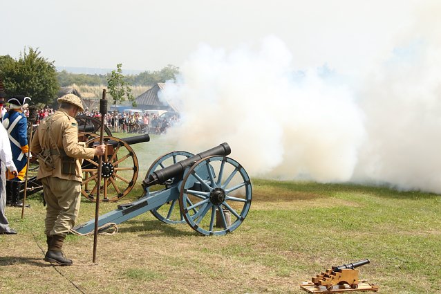 Bild: Alte Kanonen aus diversen historischen Epochen und in allen Gr&ouml;&szlig;en wurden am Wochenende auf der Pfalz Tilleda abgefeuert