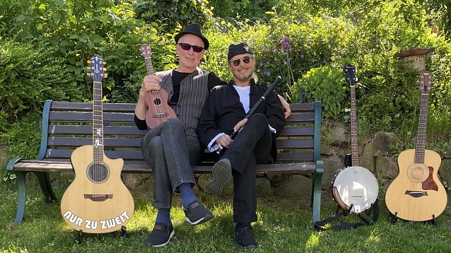 Bild: Die Acoustic � Band NUR ZU ZWEIT beschlie&szlig;t den diesj&auml;hrigen Reigen der beliebten Picknick-Konzerte im Europa-Rosarium Sangerhausen