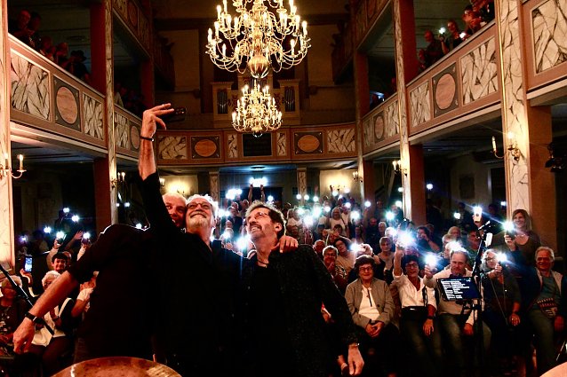 Bild: Selfie mit Publikum nach grandiosem Auftritt: die Cliff Stevens Band