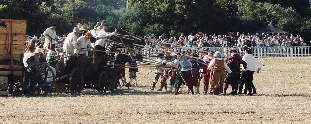 Bild: Zum 500. Jubil&auml;um des Bauernkrieges wurde die entscheidende Schlacht bei Bad Frankenhausen am Ort des Geschehens noch einmal nachgestellt