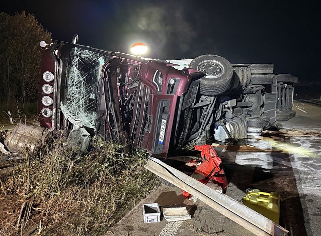 Bild: Umgekippter Laster gestern Abend auf der A 38