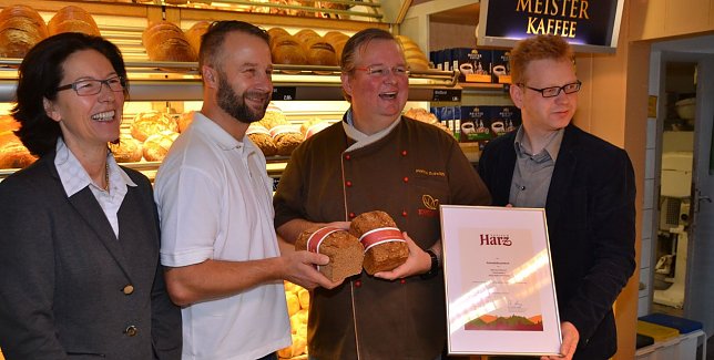 Bild: Susanne Kiefer (Direktorin des Naturresort Schindelbruch), Dominik Bokrant (B&auml;ckerei Bokrant), Markus Koindek (Chefkoch des Naturresort Schindelbruch) und Andreas Lehmberg (stellv. Gesch&auml;ftsf&uuml;hrer HTV)