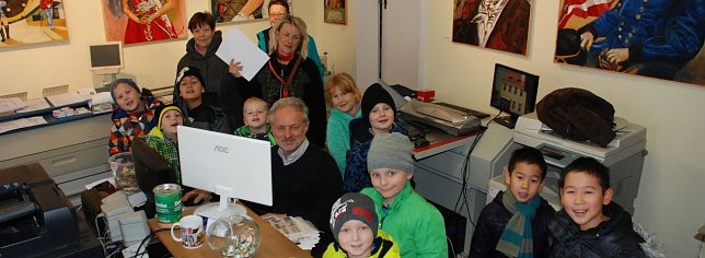 Bild: Im Kopierzentrum Hettstedt erfuhren die Grundsch&uuml;ler heute Vormittag, dass hier die erste Internet-Zeitung des Mansfelder Landes entsteht. Sie staunten, wie schnell sie &uuml;ber sich selbst etwas an ihrem Smartphone bzw. Computer lesen k&ouml;nnen.