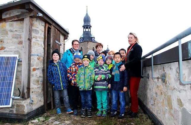 Bild: Ferienabenteuer Turmbesteigung. Vom Molmeckturm aus hatten die Hortkinder einen guten Blick &uuml;ber die Stadt. Gespielt wurde: Wer erkennt welches Geb&auml;ude?. Am interessantesten fanden aber viele, dass auf dem Plateau des Turmes Moos w&auml;chst.