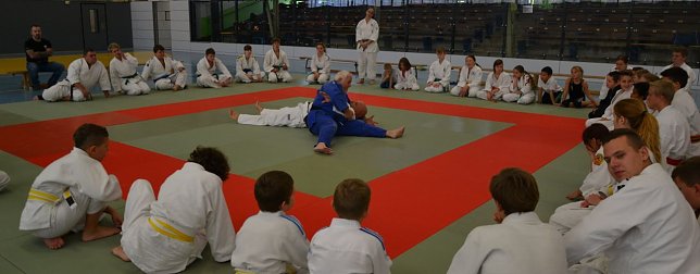 Bild: O-Sensei Hans-J&uuml;rgen Tschentke aus Eisleben zeigte heute Vormittag in der Hettstedter Drushba-Halle eine Festhaltetechnik am Boden. Bewunderung erhielt er aber auch f&uuml;r seine enorme Fitness im Alter von immerhin 75 Jahren - Kampfsport h&auml;lt offenbar jung.