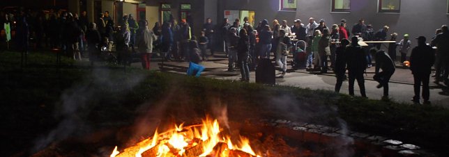 Bild: Das Feuer war am Abklingen, die Partyg&auml;ste zogen sich langsam dorthin zur&uuml;ck, wo die Musik spielte. 