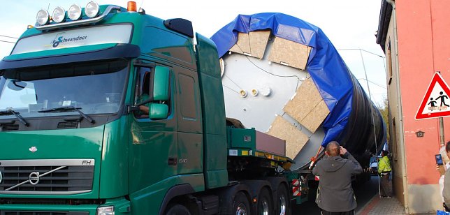 Bild: Einf&auml;delk&uuml;nstler. Die Lkw-Fahrer der Ostfriesl&auml;ndischen Spedition mussten in Siersleben teilweise nur wenige Zentimeter an Dachkanten oder Hausw&auml;nden vorbei fahren.