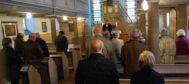 Bild: W&auml;hrend eines Gebets in der evangelischen Kirche St. Nikolai im Hettstedter Ortsteil Burg&ouml;rner-Altdorf am Reformationstag.