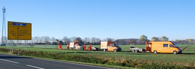 Bild: Ackerfahrzeuge. Die Letzten im alten und die Ersten im neuen Jahr, die auf dem Feld zu tun haben, sind die M&auml;nner der Stra&szlig;enmeisterei, welche die Schneez&auml;une setzen.