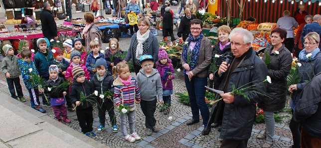 Bild: Begr&uuml;&szlig;ung der  Kinder am Lutherdenkmal.