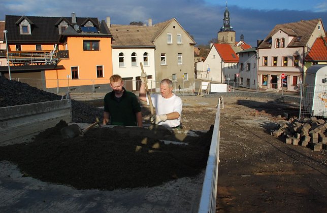 Bild: Philipp Hartlepp und Manfred Becker gestalten in wesentlichen Teilen das Freigel&auml;nde am Obertor 4 in Hettstedt.