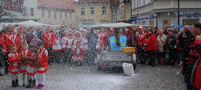 Bild: Nicht der erste Schnee in diesem Herbst, aber der lustigste: Wer getroffen wurde, sch&uuml;ttelte sich, als habe er Angst, er k&ouml;nne sich unterk&uuml;hlen.