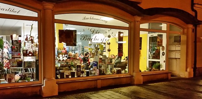 Bild: Anheimelnd wirkte die Buchhandlung "Die B&uuml;cherfee" heute Abend. Hier erlebten rund 40 Besucher die Autorin Helena Grass.