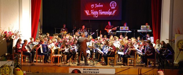 Bild: Sein 15-j&auml;hriges Bestehen feierte heute das Akkordeonorchester Happy Harmonikas im Klubhaus Hettstedt. Fast 600 G&auml;ste begeisterte das zweist&uuml;ndige Showprogramm.