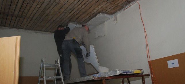 Bild: Nicht alles kam nach unten. Was noch an der Decke h&auml;ngt, wird entfernt. 