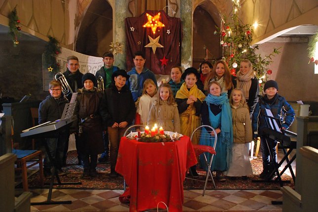 Bild: 16 Kinder und Jugendliche gestalteten unter Leitung von Renate R&uuml;diger das Krippenspiel in ihrer Kirche in Lengefeld.