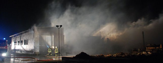 Bild: Eine 60 mal 25 Meter gro&szlig;e Scheune ist am heutigen Neujahrsmorgen in Sittichenbach abgebrannt. Fast 60 Feuerwehrleute l&ouml;schten seit kurz nach ein Uhr das Feuer. Stehen blieb nur ein massiv errichteter Restteil (links im Bild).