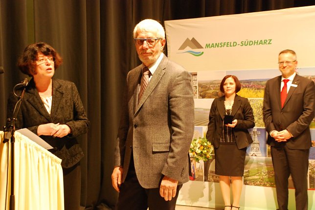 Bild: Landr&auml;tin Dr. Angelika Klein h&auml;lt die Laudatio auf den langj&auml;hrigen Chef des Kreisseniorenrates, Hans-Georg Schmitt (2. v. l.).